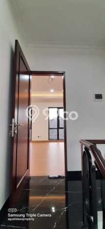 Rumah Eksklusif Siap Huni LT 200m2 di BSD, Tangerang Selatan Rumah Eksklusif Siap Huni LT 200m2 di BSD, Tangerang Selatan
