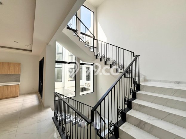 Jual Rumah Mewah Elegan Dengan View Eksklusif di Alam Sutera, Tangerang Jual Rumah Mewah Elegan Dengan View Eksklusif di Alam Sutera, Tangerang
