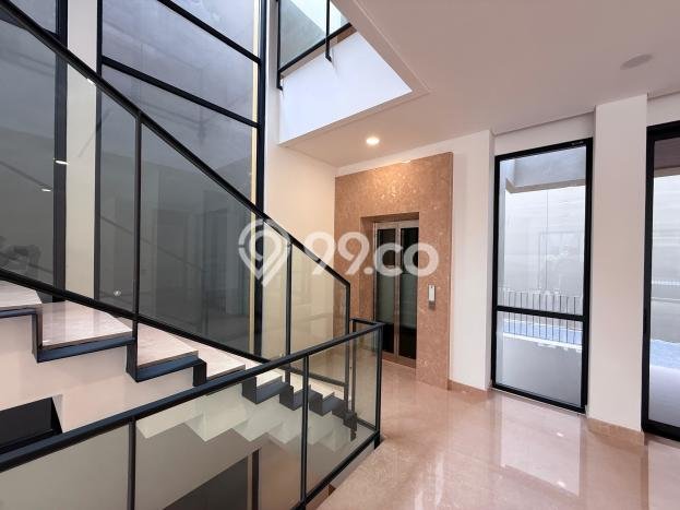 Ready to Use! Premium House LT 300m2 Desain Modern di BSD Ready to Use! Premium House LT 300m2 Desain Modern di BSD
