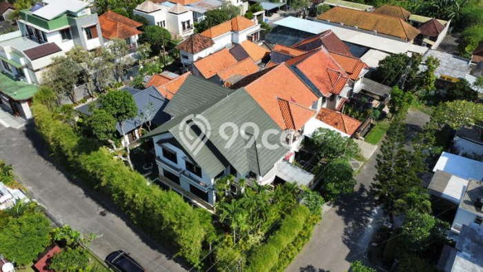 Vila Terawat di , Luas 325m2m², Lokasi Premium dengan akses bagus Vila Terawat di , Luas 325m2m², Lokasi Premium dengan akses bagus