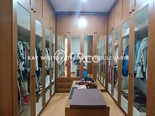 Rumah 5 KT 5 KM LT 1034m², LB 500m² di Kemang, Jakarta Selatan Rumah 5 KT 5 KM LT 1034m², LB 500m² di Kemang, Jakarta Selatan