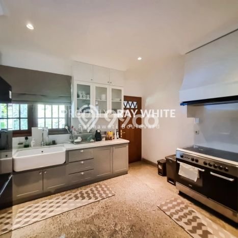 Rumah Mewah LB 800m2 Siap Pakai Desain Elegan di Pondok Indah, Jakarta Selatan Rumah Mewah LB 800m2 Siap Pakai Desain Elegan di Pondok Indah, Jakarta Selatan