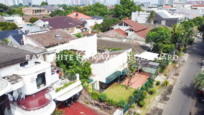 Rumah Nyaman di Cilandak, Jakarta Selatan, LT 705m² Bangunan 675m² Rumah Nyaman di Cilandak, Jakarta Selatan, LT 705m² Bangunan 675m²