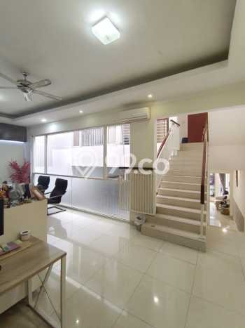 Rumah Mewah LB 200m2 Siap Pakai Desain Elegan di Bintaro, Tangerang Selatan Rumah Mewah LB 200m2 Siap Pakai Desain Elegan di Bintaro, Tangerang Selatan