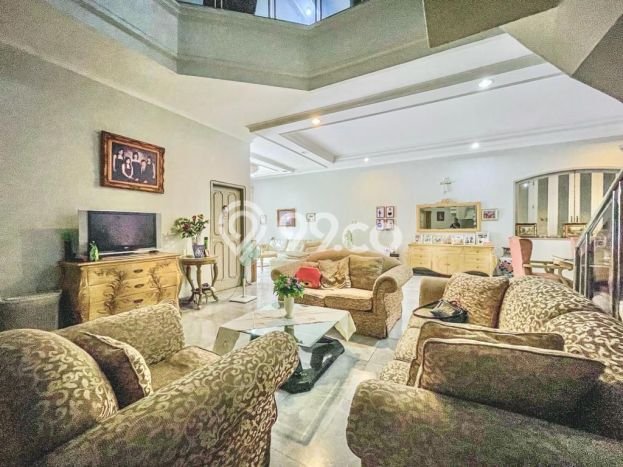 Rumah Mewah LB 375m2 Siap Huni Desain Elegan di Intercon, Jakarta Barat Rumah Mewah LB 375m2 Siap Huni Desain Elegan di Intercon, Jakarta Barat