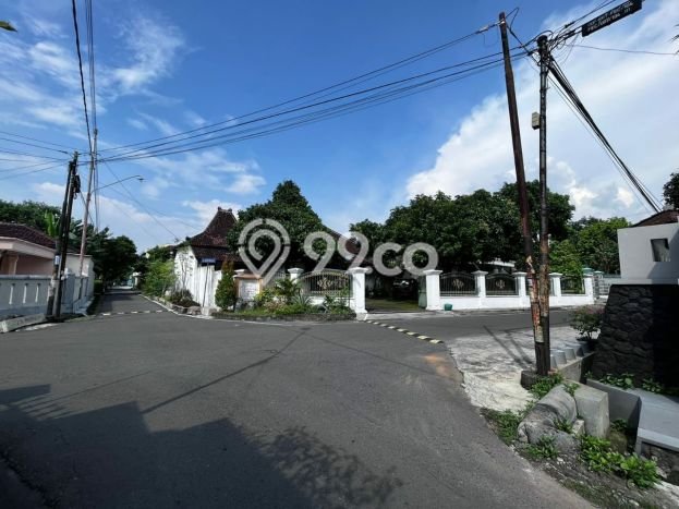 Hunian Mewah Siap Huni LT 681m2 di Banjarsari, Solo Hunian Mewah Siap Huni LT 681m2 di Banjarsari, Solo