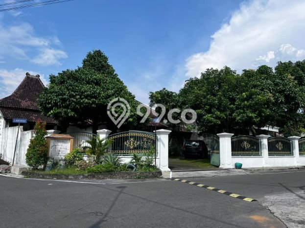 Hunian Mewah Siap Huni LT 681m2 di Banjarsari, Solo Hunian Mewah Siap Huni LT 681m2 di Banjarsari, Solo