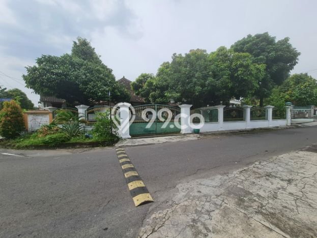 Hunian Mewah Siap Huni LT 681m2 di Banjarsari, Solo Hunian Mewah Siap Huni LT 681m2 di Banjarsari, Solo