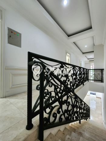 Hunian Mewah LB 390m2 Siap Pakai Desain Elegan di Ampera, Jakarta Selatan Hunian Mewah LB 390m2 Siap Pakai Desain Elegan di Ampera, Jakarta Selatan