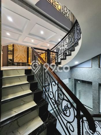 Rumah Kondisi Baik Disewakan di Pondok Indah, Jakarta Selatan LT 350m2, LB 430m2 Rumah Kondisi Baik Disewakan di Pondok Indah, Jakarta Selatan LT 350m2, LB 430m2
