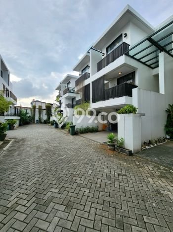 Hunian Mewah Siap Huni LT 171m2 di Kebayoran Lama, Jakarta Selatan Hunian Mewah Siap Huni LT 171m2 di Kebayoran Lama, Jakarta Selatan