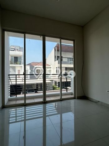 Rumah Elit Modern Tanpa Renovasi di Puri Mansion Jakarta Barat Rumah Elit Modern Tanpa Renovasi di Puri Mansion Jakarta Barat