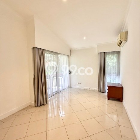 Sewa Rumah Strategis LT 255m2 / LB 300m2 di Kemang, Jakarta Selatan Sewa Rumah Strategis LT 255m2 / LB 300m2 di Kemang, Jakarta Selatan