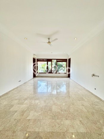 Hunian Modern dengan LT 710m2 & LB 500m2 Disewakan di Kemang Hunian Modern dengan LT 710m2 & LB 500m2 Disewakan di Kemang