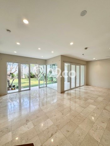 Sewa Rumah Strategis LT 550m2 / LB 480m2 di Kemang, Jakarta Selatan Sewa Rumah Strategis LT 550m2 / LB 480m2 di Kemang, Jakarta Selatan
