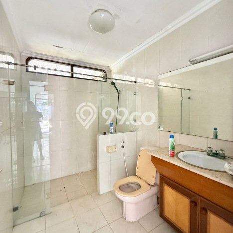 Rumah Strategis kawasan , 4 KT, Area Nyaman, Luas 900m2m² LB 500m2m² Rumah Strategis kawasan , 4 KT, Area Nyaman, Luas 900m2m² LB 500m2m²