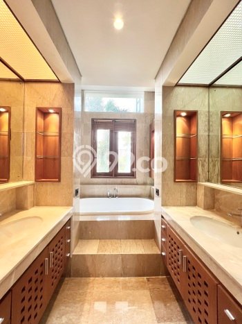 Disewakan Rumah Nyaman LT 468m2 / LB 450m2 di Kemang, Jakarta Selatan Disewakan Rumah Nyaman LT 468m2 / LB 450m2 di Kemang, Jakarta Selatan