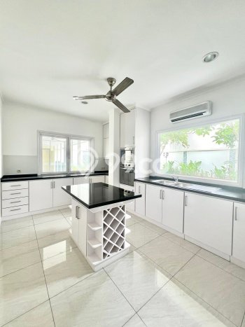Jarang Ada! Rumah Sewa 5 Kamar Bagus Siap Huni Pondok Indah Jarang Ada! Rumah Sewa 5 Kamar Bagus Siap Huni Pondok Indah
