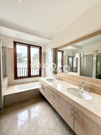 Disewakan Rumah Nyaman LT 500m2 / LB 450m2 di Cipete, Jakarta Selatan Disewakan Rumah Nyaman LT 500m2 / LB 450m2 di Cipete, Jakarta Selatan