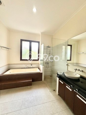 Lokasi strategis! Rumah siap huni disewakan di Cilandak LB 320m2 Lokasi strategis! Rumah siap huni disewakan di Cilandak LB 320m2
