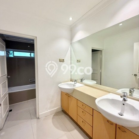 Sewa Rumah Strategis LT 255m2 / LB 300m2 di Kemang, Jakarta Selatan Sewa Rumah Strategis LT 255m2 / LB 300m2 di Kemang, Jakarta Selatan
