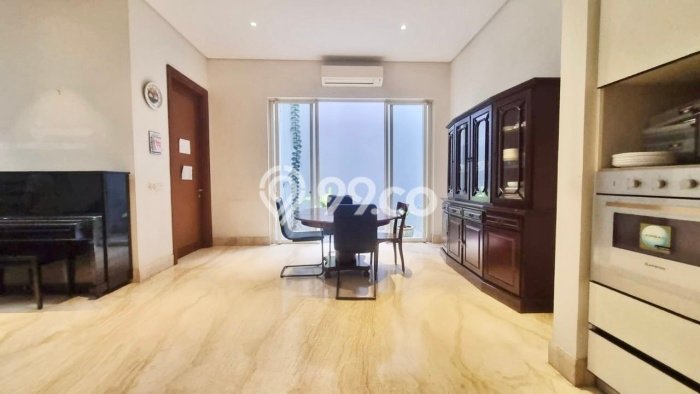Hunian Kondisi Baik Disewakan di Pondok Indah, Jakarta Selatan LT 450m2, LB 400m2 Hunian Kondisi Baik Disewakan di Pondok Indah, Jakarta Selatan LT 450m2, LB 400m2