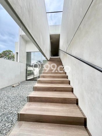 Hunian Modern dengan LT 800m2 & LB 710m2 Disewakan di Ampera Hunian Modern dengan LT 800m2 & LB 710m2 Disewakan di Ampera