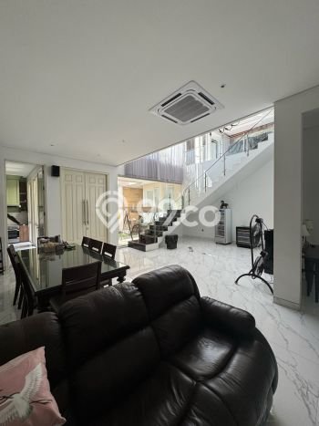 Rumah Luxury Modern Tanpa Renovasi di Pakuwon Indah Surabaya Rumah Luxury Modern Tanpa Renovasi di Pakuwon Indah Surabaya