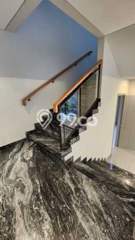 Rumah Elit Modern Tanpa Renovasi di Pakuwon Indah Surabaya Rumah Elit Modern Tanpa Renovasi di Pakuwon Indah Surabaya