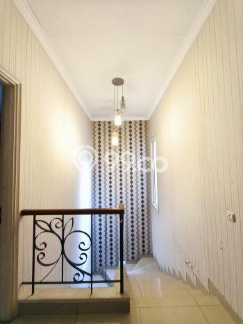 Dijual Murah Rumah dengan 5 Kamar Tidur dan 4 Kamar Mandi di Kawasan Gading Serpong, Tangerang Dijual Murah Rumah dengan 5 Kamar Tidur dan 4 Kamar Mandi di Kawasan Gading Serpong, Tangerang