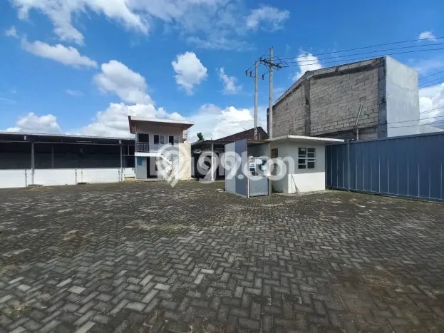 Area Ramai! Gudang Dijual di Pakis untuk Bisnis Luas Bangunan 1000m2 Area Ramai! Gudang Dijual di Pakis untuk Bisnis Luas Bangunan 1000m2