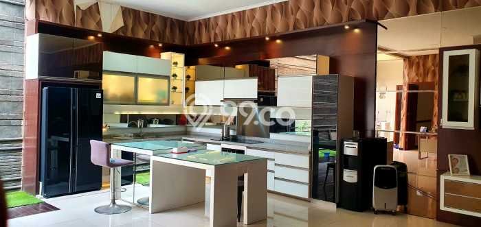 Rumah Elit Modern Tanpa Renovasi di Taman Holis Indah Bandung Rumah Elit Modern Tanpa Renovasi di Taman Holis Indah Bandung