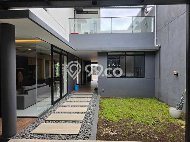 Rumah Elit Modern Tanpa Renovasi di Kota Baru Parahyangan Bandung Rumah Elit Modern Tanpa Renovasi di Kota Baru Parahyangan Bandung
