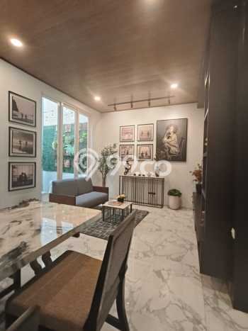 Rumah Elit Modern Tanpa Renovasi di Pakuwon Indah Surabaya Rumah Elit Modern Tanpa Renovasi di Pakuwon Indah Surabaya