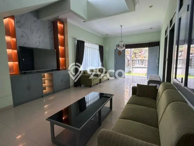 Disewakan! Rumah 5 Kamar Tidur &
2 Kamar Mandi di BKR, Bandung Disewakan! Rumah 5 Kamar Tidur &
2 Kamar Mandi di BKR, Bandung