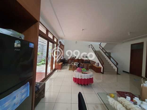 Rumah Terawat di , Bandung, LT 240m2m², LB 300m2m² Rumah Terawat di , Bandung, LT 240m2m², LB 300m2m²