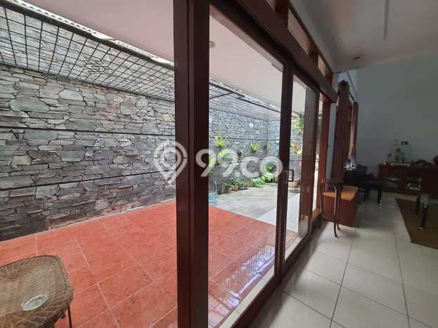 Rumah Terawat di , Bandung, LT 240m2m², LB 300m2m² Rumah Terawat di , Bandung, LT 240m2m², LB 300m2m²