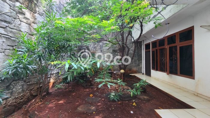 Hunian Elit LB 600m2 Siap Huni Desain Elegan di Puri Indah, Jakarta Barat Hunian Elit LB 600m2 Siap Huni Desain Elegan di Puri Indah, Jakarta Barat