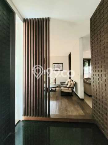 Rumah Mewah LB 480m2 Siap Huni Desain Elegan di Bintaro, Tangerang Selatan Rumah Mewah LB 480m2 Siap Huni Desain Elegan di Bintaro, Tangerang Selatan