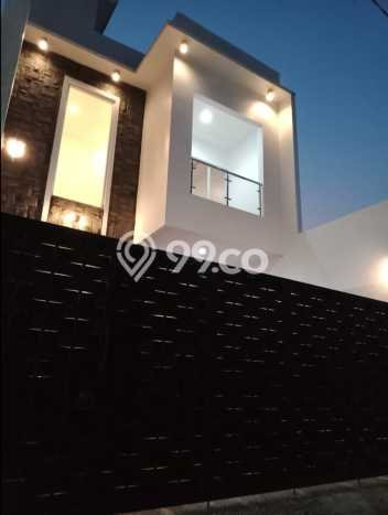 Rumah Strategis Modern Lb 250m2 di Ciputat, Tangerang Selatan Rumah Strategis Modern Lb 250m2 di Ciputat, Tangerang Selatan