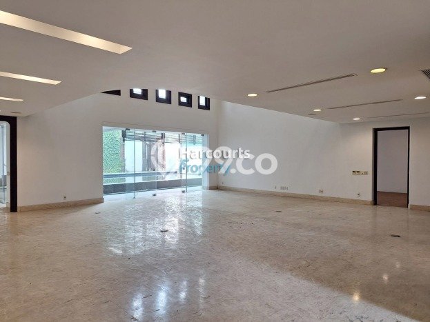 Disewakan Rumah Nyaman LT 900m2 / LB 1000m2 di Senayan, Jakarta Selatan Disewakan Rumah Nyaman LT 900m2 / LB 1000m2 di Senayan, Jakarta Selatan