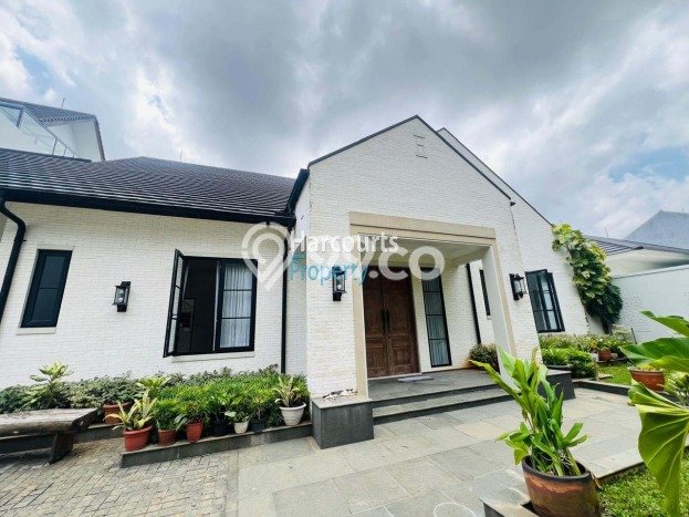 Rumah Bagus Disewakan di Senopati, Jakarta Selatan LT 600m2, LB 700m2 Rumah Bagus Disewakan di Senopati, Jakarta Selatan LT 600m2, LB 700m2