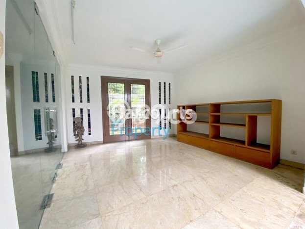 Rumah Elit Modern Tanpa Renovasi di Kuningan Jakarta Selatan Rumah Elit Modern Tanpa Renovasi di Kuningan Jakarta Selatan