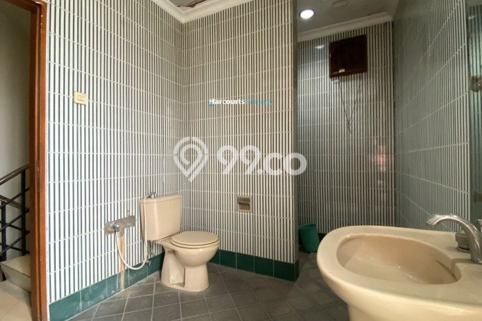 FOR SALE! Ruko di Kebayoran Baru Jakarta Selatan, LT 122m2, LB 275m2 FOR SALE! Ruko di Kebayoran Baru Jakarta Selatan, LT 122m2, LB 275m2