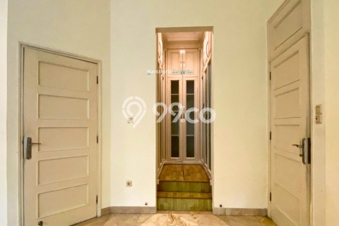Sewa Rumah Nyaman LT 725m2 / LB 350m2 di Jeruk Purut, Jakarta Selatan Sewa Rumah Nyaman LT 725m2 / LB 350m2 di Jeruk Purut, Jakarta Selatan
