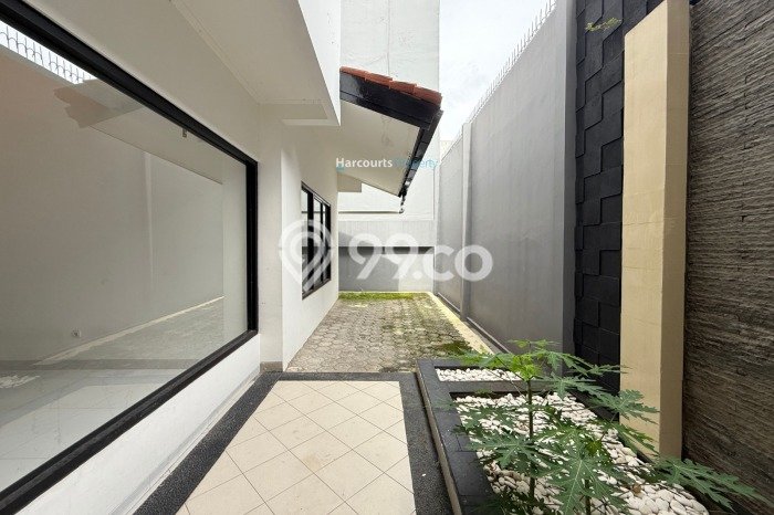 Rumah Elit Modern Tanpa Renovasi di Senopati Jakarta Selatan Rumah Elit Modern Tanpa Renovasi di Senopati Jakarta Selatan