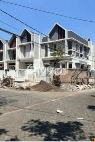 Jual Rumah Favorit Siap Huni LB 135m2 di Tenggilis Mejoyo, Surabaya Jual Rumah Favorit Siap Huni LB 135m2 di Tenggilis Mejoyo, Surabaya