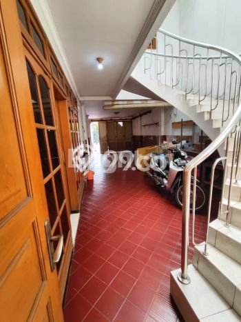 Rumah Mewah LB 360m2 Siap Huni Desain Elegan di Dharma Husada, Surabaya Rumah Mewah LB 360m2 Siap Huni Desain Elegan di Dharma Husada, Surabaya