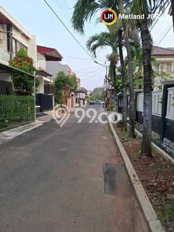 Ready to Use! Luxury House LT 210m2 Desain Elegan di Pondok Kelapa Ready to Use! Luxury House LT 210m2 Desain Elegan di Pondok Kelapa
