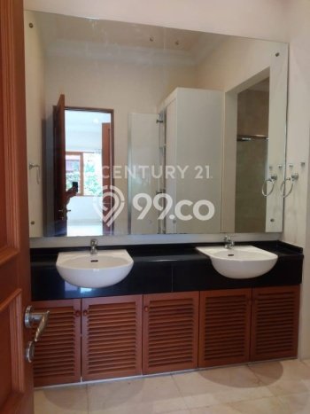 Sewa Rumah Strategis LT 750m2 / LB 500m2 di Kemang, Jakarta Selatan Sewa Rumah Strategis LT 750m2 / LB 500m2 di Kemang, Jakarta Selatan